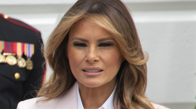 Melania Trump kínos félmosolyt mutatott/ Fotó: Northfoto