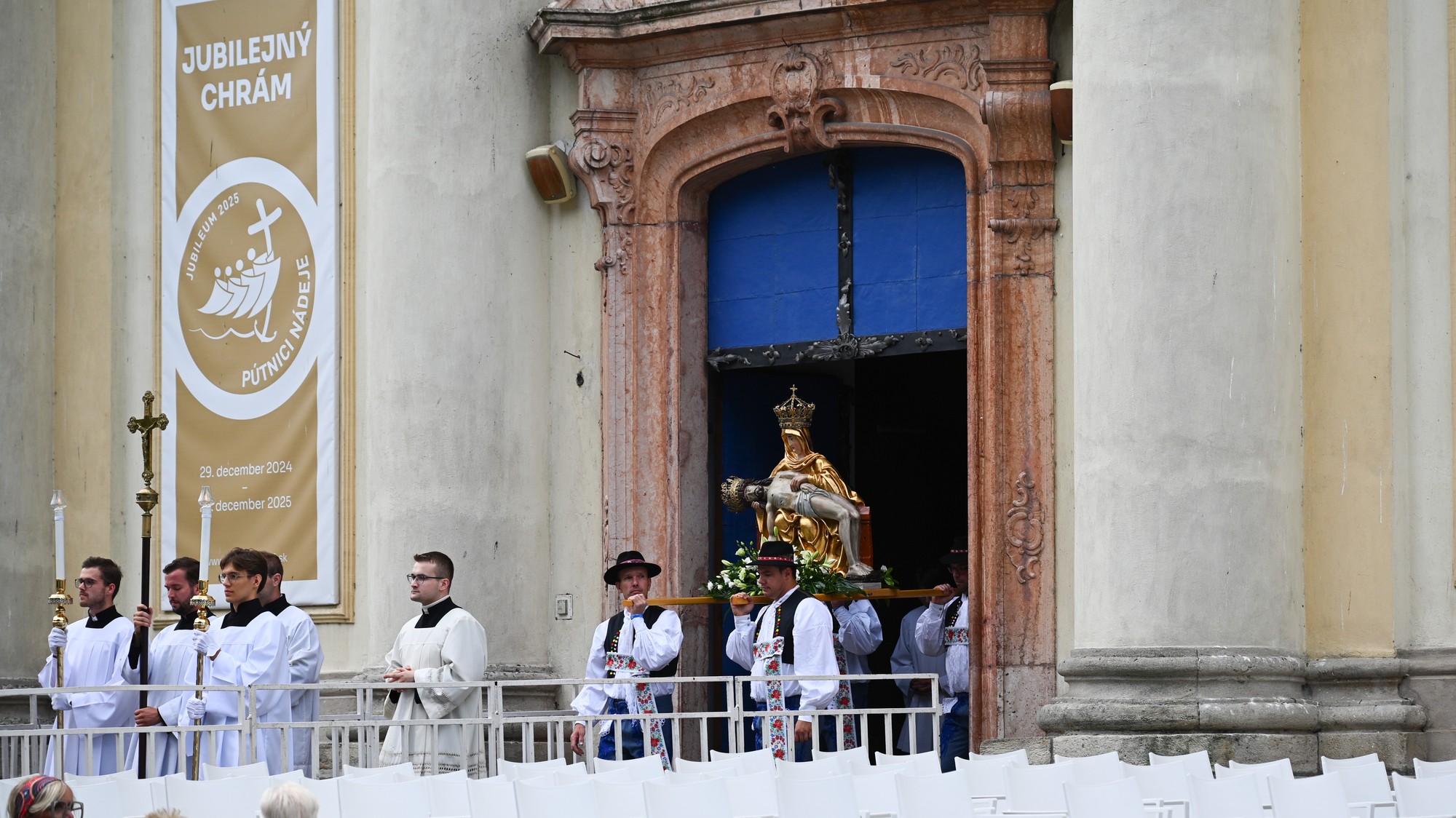 Šaštín Stráže Národná púť svätá omša veriaci