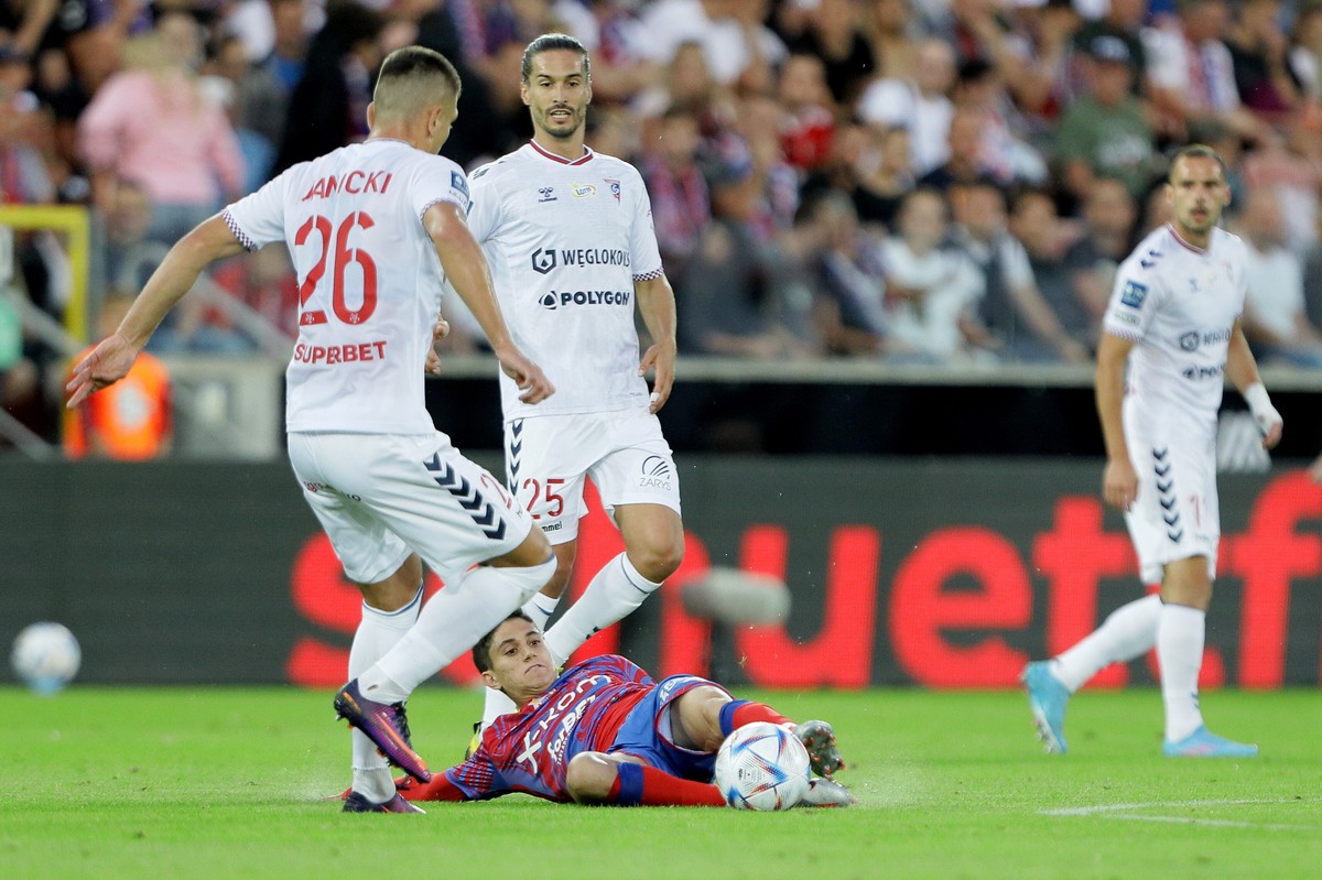 Piłkarz Górnika Zabrze Rafał Janicki (L) i Jonatan Kotzke (C-tył) oraz Ben Lederman (leży) z Rakowa Częstochowa podczas meczu Ekstraklasy