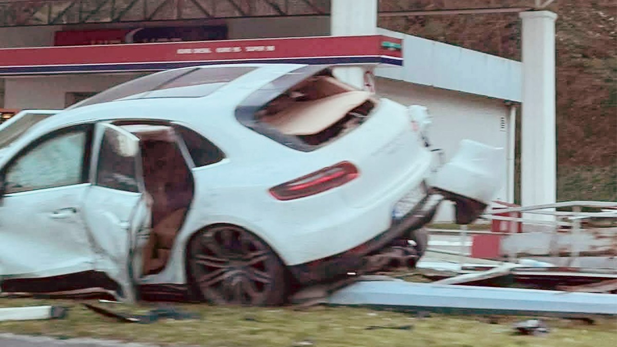 Porše udario u benzinsku pumpu