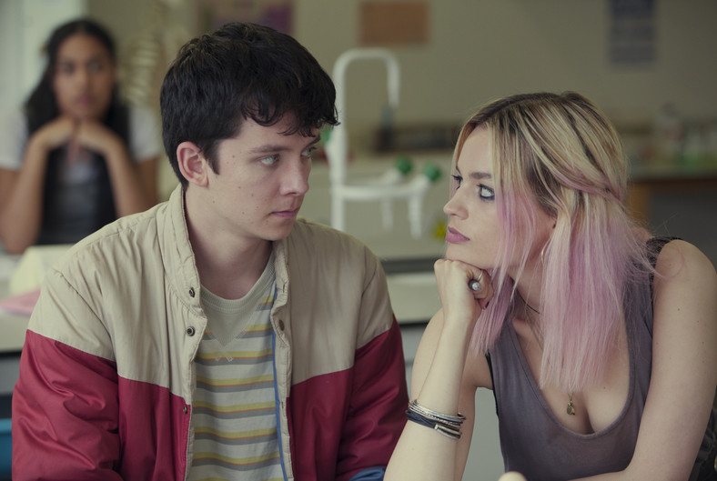 Asa Butterfield i Emma Mackney w serialu "Sex Education"