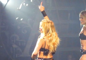 Pevačica se obrukala na nastupu, mreže bruje da su joj ispale pelene