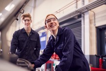 Rząd chce zabrać pieniądze na kształcenie. 100 mln mniej na naukę młodocianych