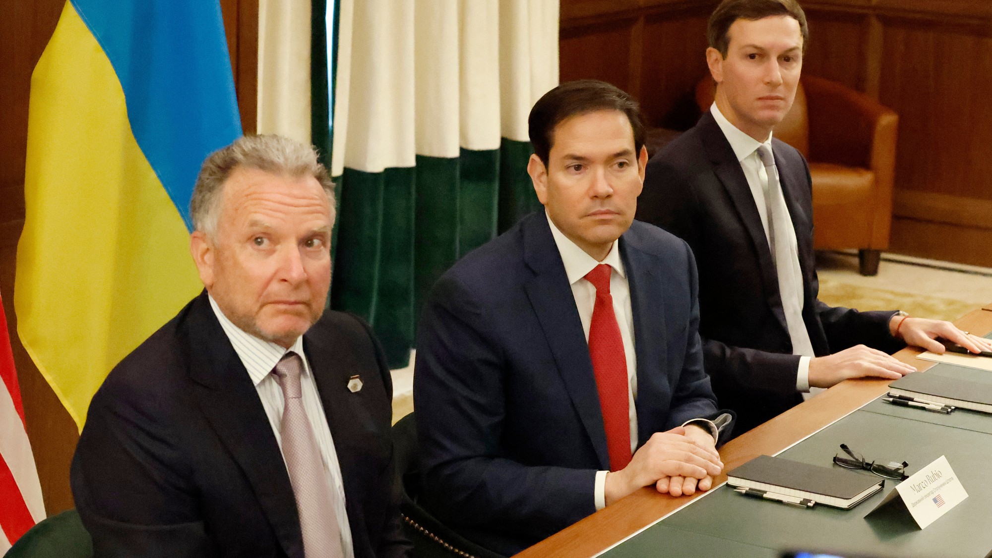 Špeciálny vyslanec Steve Witkoff (vľavo), minister zahraničných vecí Marco Rubio (v strede) a Jared Kushner.