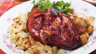 pyszny obiad na sobotę. podajemy przepis, ty gotujesz. golonka pieczona na kiszonej kapuście