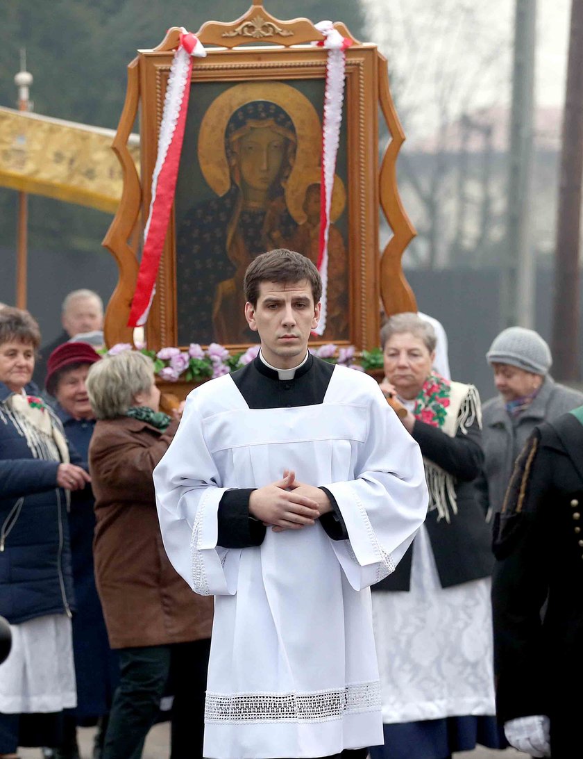 Syn Beaty Szydło asystuje do mszy