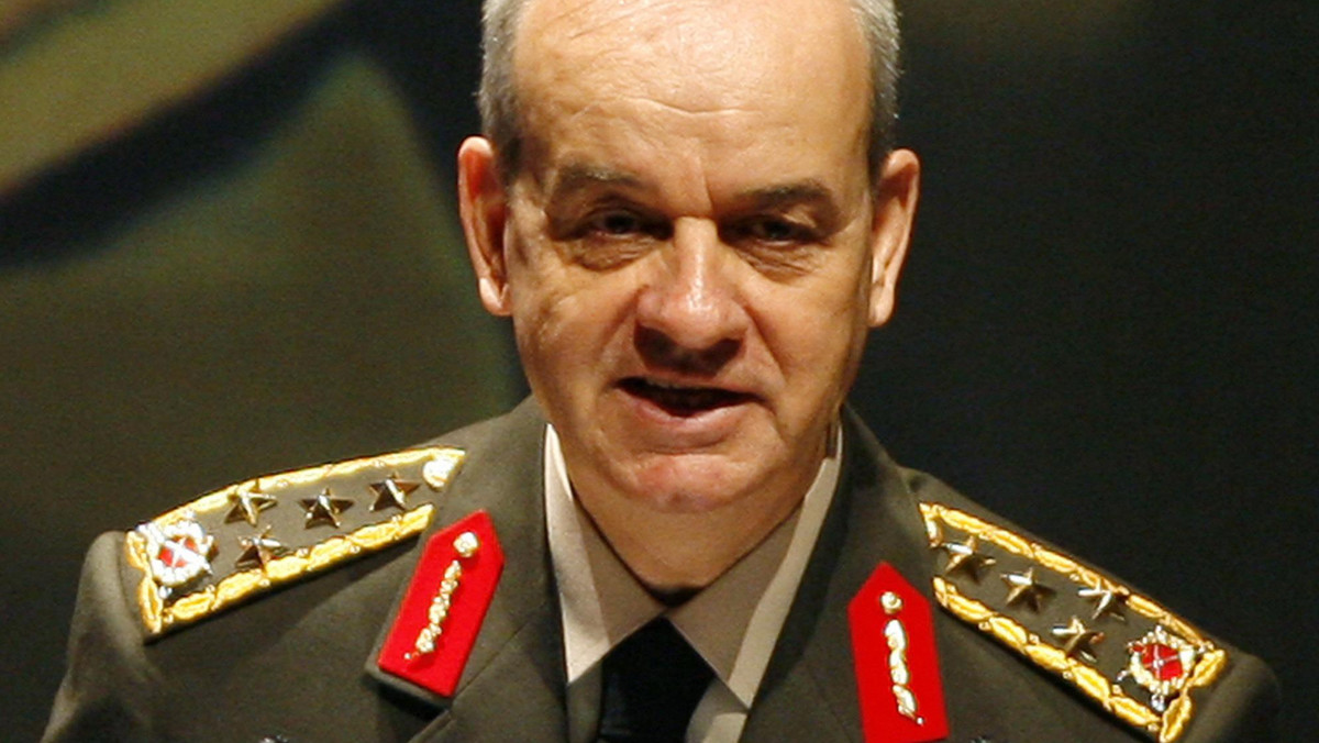 Byłego szefa sztabu generalnego sił zbrojnych Turcji generała Ilkera Basbuga aresztowano w piątek pod zarzutem udziału w spisku, mającym na celu obalenie rządu. Basbug przeszedł w stan spoczynku w 2010 roku.
