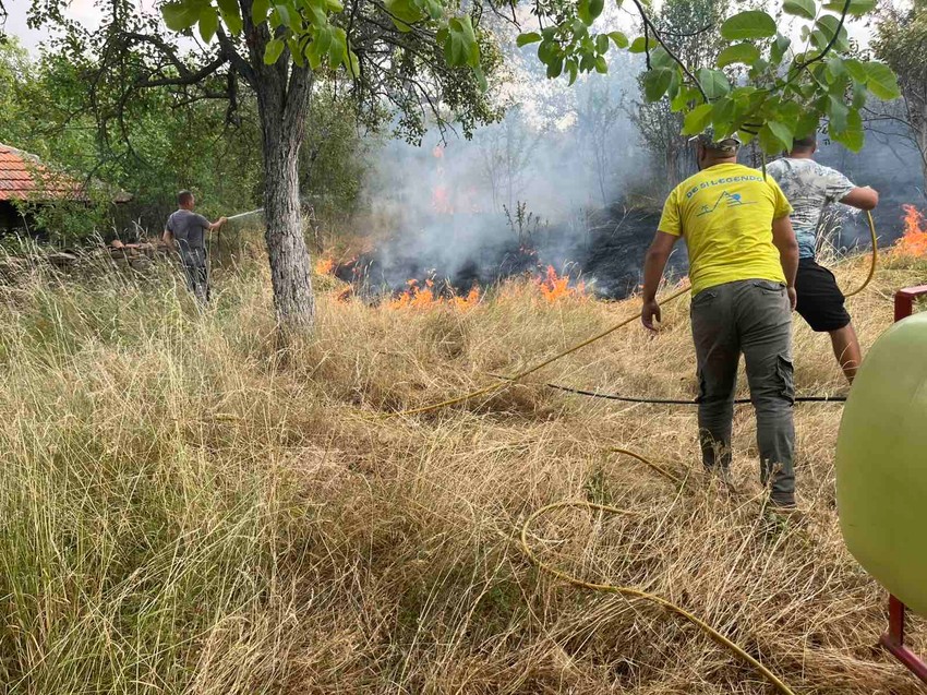 I građani učestvuju u gašenju požara na otvorenom