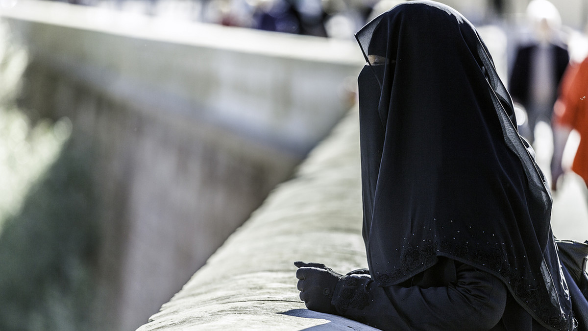 Holenderska wyższa izba parlamentarna przyjęła we wtorek ustawę zakazującą zasłaniania twarzy w budynkach użyteczności publicznej. Zakaz dotyczy m.in. noszenia burek i nikabów, kasków czy kominiarek.