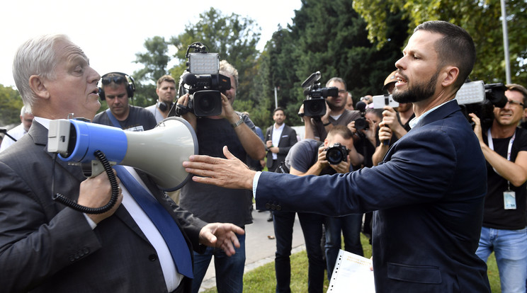 Tarlós István főpolgármester egy megafon segítségével magyarázza el álláspontját Tordai Bence ellenzéki képviselőnek / Fotó: MTI/Illyés Tibor