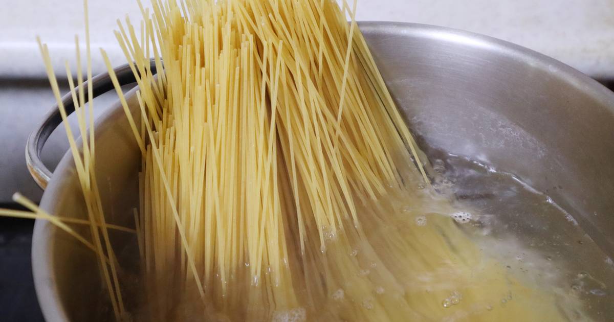 Zapomnij o gotowaniu makaronu w garnku. Szefowie kuchni polecają tę metodę