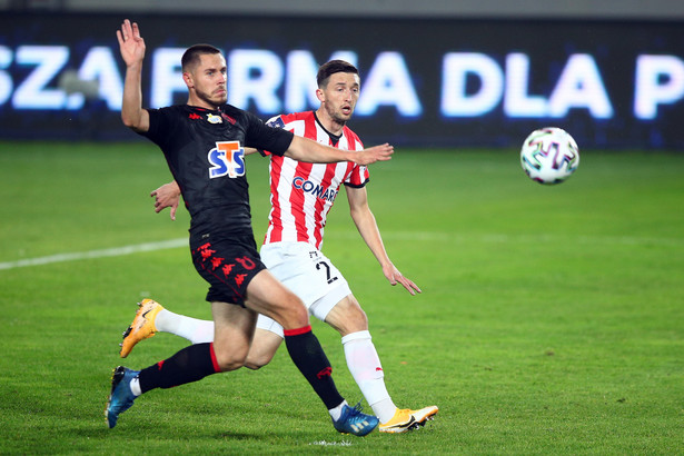 Zawodnik Cracovii Cornel Rapa (P) i Przemysław Mystkowski (L) z Jagiellonii Białystok podczas meczu 9. kolejki piłkarskiej Ekstraklasy