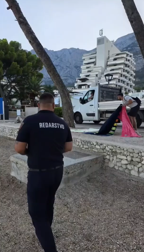 V chorvátskom letovisku Makarská sa rozhodli zakročiť proti dovolenkárom.