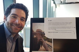 Prezes LinkedIn zrobił sobie selfie przy biurku pracownicy, która pojechała na wakacje