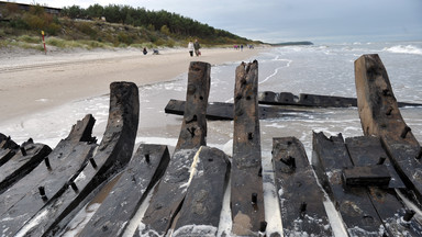 Ciekawe odkrycie na plaży w Międzywodziu - sztorm odsłonił wrak XIX-wiecznego statku