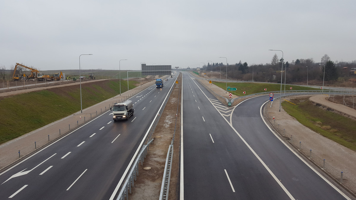 Generalna Dyrekcja Dróg Krajowych i Autostrad stara się, by w 2019 roku kierowcy mogli pojechać ekspresówką do Warszawy. Wiosną tego roku rozpoczną się prace przy budowanie następne odcinka od węzła Kurów Zachód do węzła Skrudki. GDDKiA podsumowuje również ubiegły rok.