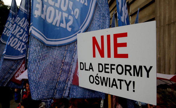 Protesty rodziców, uczniów i nauczycieli przed MEN. "Nie zgadzamy się na szkołę pisaną długopisem jednej partii"