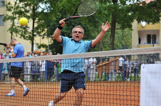 Znanemu polskiemu aktorowi brakuje kilku centymetrow. Gdzie?