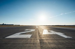 Oto dokładna lokalizacja CPK. Pod lotniskiem dworzec kolejowy, wokół plątanina torów