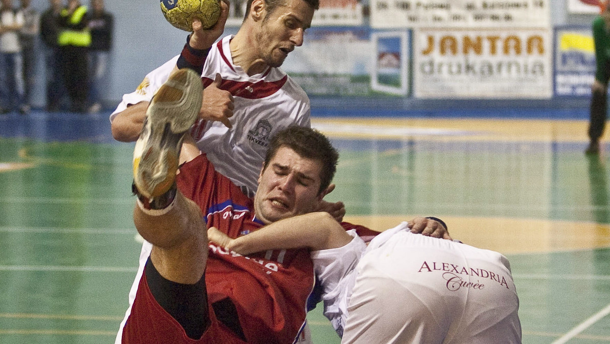 W pierwszym meczu 3. rundy Challenge Cup piłkarze ręczni Azotów Puławy przegrali u siebie z macedońskim zespołem HC VV Tikvesh 06 Kavadarci 23:24 (12:13).