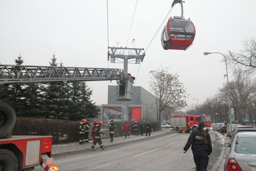 Chwile grozy we Wrocławiu. Utknęli kilka metrów nad ziemią