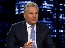 Kwaśniewski zjadł banana w programie Olejnik. Na znak protestu...