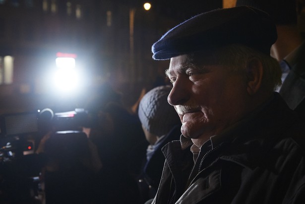 Lech Wałęsa na manifestacji "Wolne sądy" przed budynkiem Sądu Okręgowego w Gdańsku