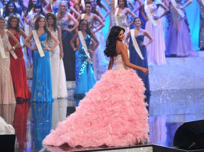 Miss Wenezueli prezentowała się niesamowicie w różowej, pełnej falbanek sukni wieczorowej