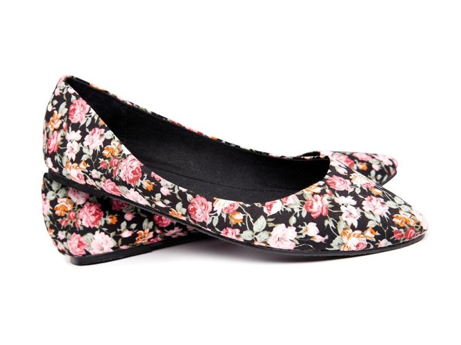 Kwiatowe obuwie na sezon wiosna-lato 2011 z kolekcji Reserved