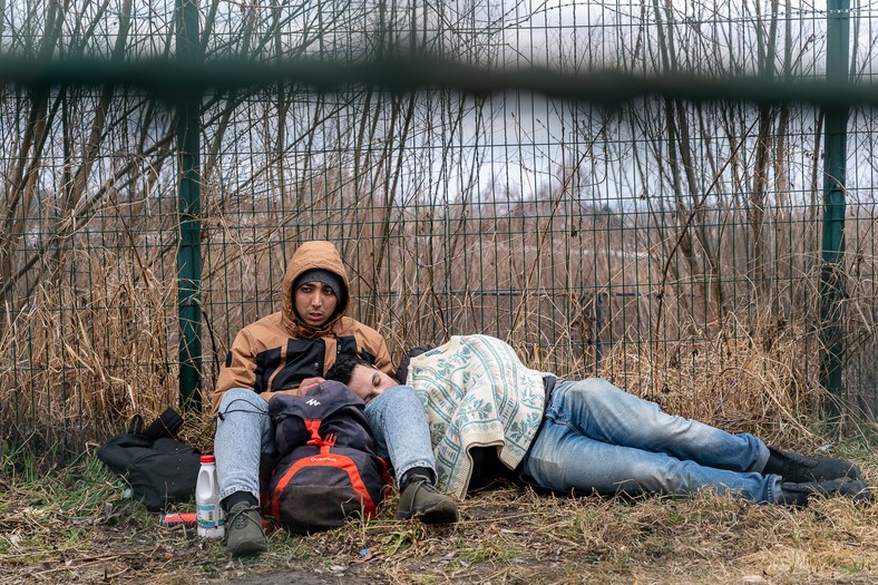 Na przekroczenie granicy osoby, które dotarły pieszą muszą czekać nawet dobę 