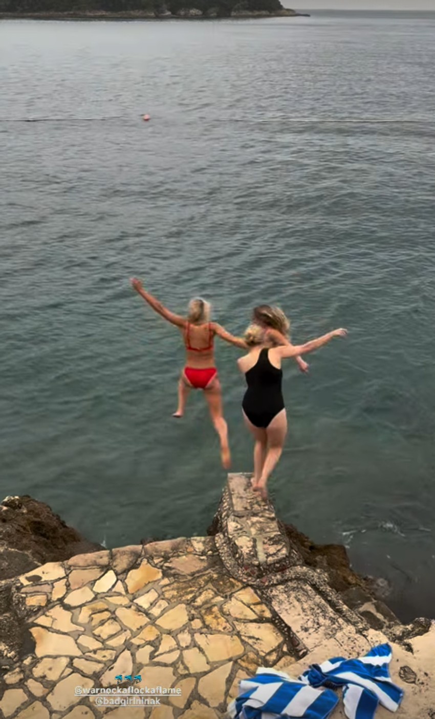 Nika Fehmiju sa prijateljima