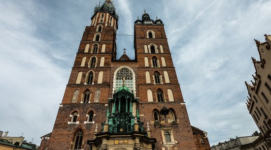 Niemiecki turysta oburzony po wizycie w Bazylice Mariackiej w Krakowie. "Bulwersujące zachowanie"
