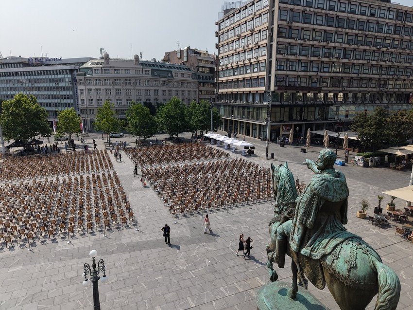 Stolice: Simbolika sa onima koji čekaju najvažniji poziv u životu