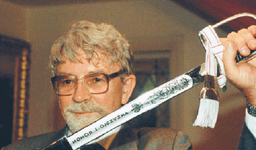 Każdy heros może stać się kanalią za życia lub po śmierci, a kanalia herosem. I nie zależy to od faktów