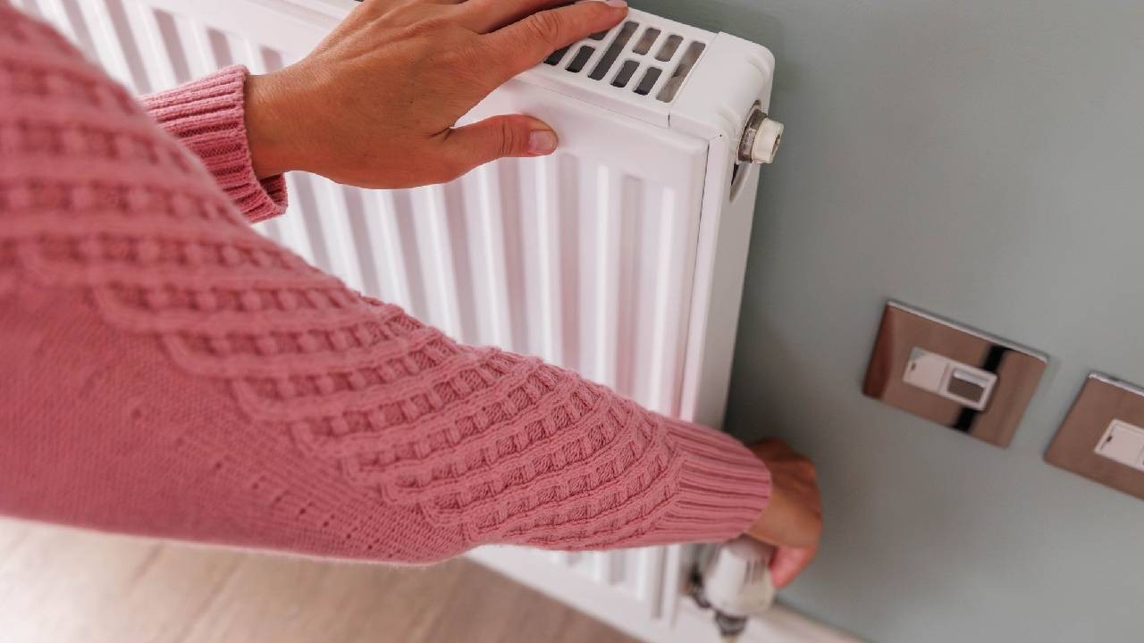 Trucul instalatorilor pentru facturi mai mici și căldură rapidă în toată casa, fără celebra folie de aluminiu din spatele caloriferului