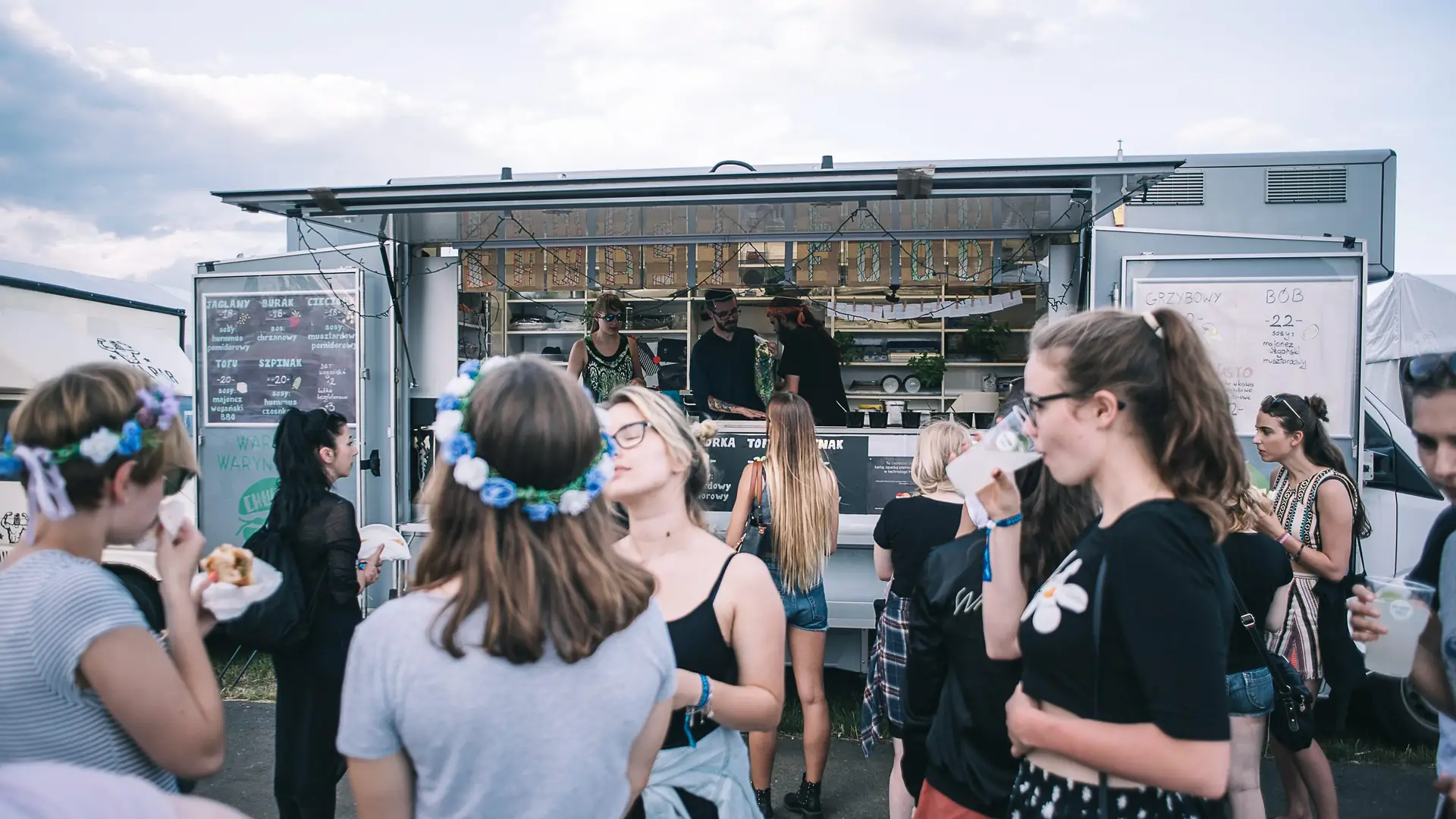 Pikantne tacosy, boski ramen i soczyste hamburgery. Food truckowe sławy na Open'erze