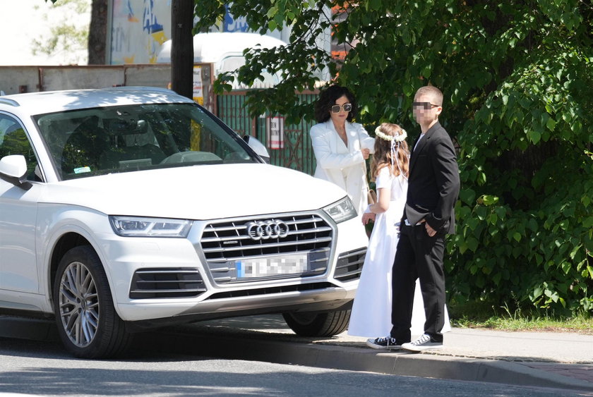 Helenka podjechała pod kościół w Powsinie pięknym białym autem.