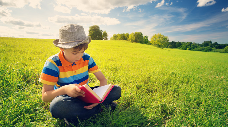 Ha a gyerek lemaradt a tananyaggal, fontos a felzárkózás, de azért maradjon ideje a pihenésre is. / Fotó: Shutterstock