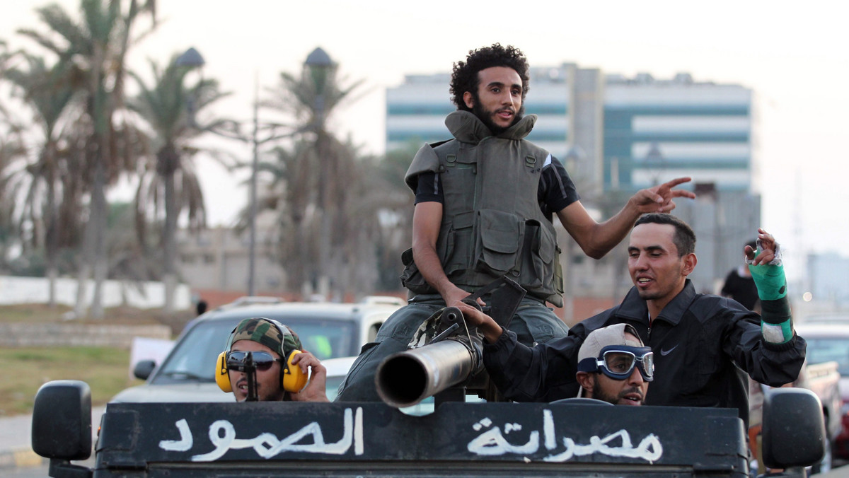 Powstańcza Narodowa Rada Libijska (NRL) poinformowała, że w przyszłym tygodniu zamierza przenieść się z Bengazi do Trypolisu i utworzyć armię narodową, chociaż pozbawiony władzy płk Muammar Kadafi ukrywa się, a jego siły bronią jeszcze kilku bastionów.