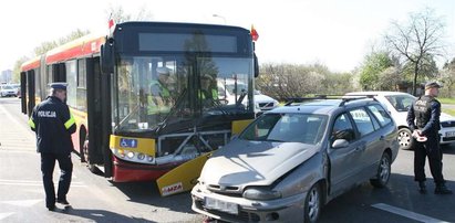 Autobus wbił się w auto