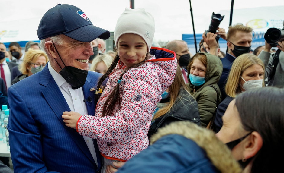 “Odwiedziłem ukraińskich uchodźców, którzy dziś po południu uciekli do Polski. Nie musisz mówić tym samym językiem, aby poczuć w ich oczach rollercoaster emocji. Chcę podziękować mojemu przyjacielowi szefowi kuchni José Andrésowi, jego zespołowi i mieszkańcom Warszawy za otwarcie serc na pomoc”  —  powiedział prezydent USA Joe Biden 26 marca 2022 r. w Warszawie