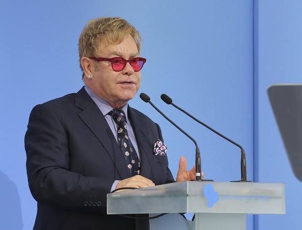 Elton John chce rozmawiać z Putinem o prawach gejów