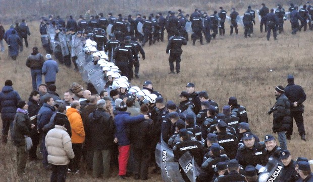 109439_kragujevac-korman-polje-policija-obezbedjuje-geodete-foto-n-raus-3