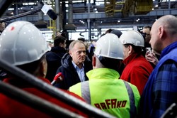 Donald Tusk odwiedził Rafako. Parlamentarzyści PiS mówią o "politycznym wiecu"