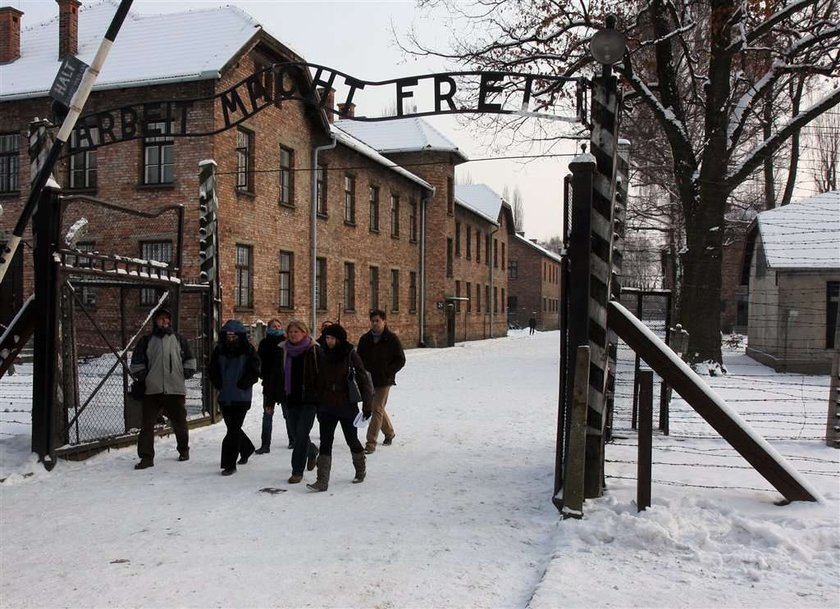 Policja odzyskała napis "Arbeit macht frei"