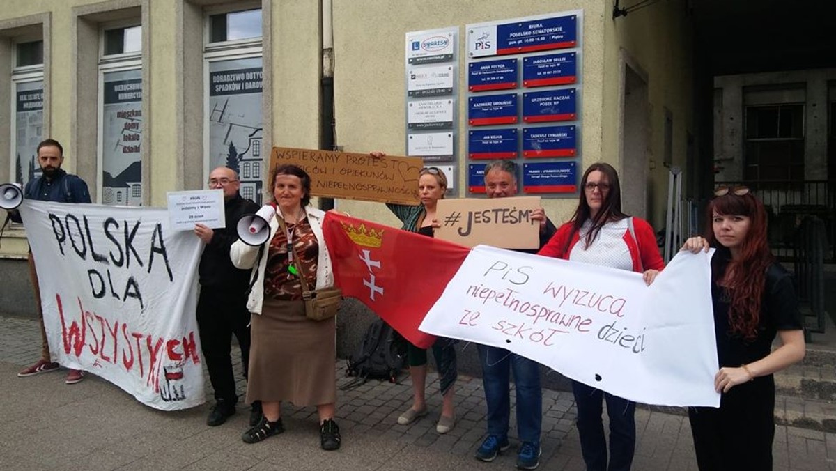 - Tak długo, jak będzie trwał obecny protest w Sejmie, tak długo my w geście solidarności będziemy manifestować każdego dnia pod biurem PiS w Gdańsku - mówią nam inicjatorzy akcji. Demonstracje zawsze będą trwały godzinę, a wczoraj miała miejsce pierwsza z nich.