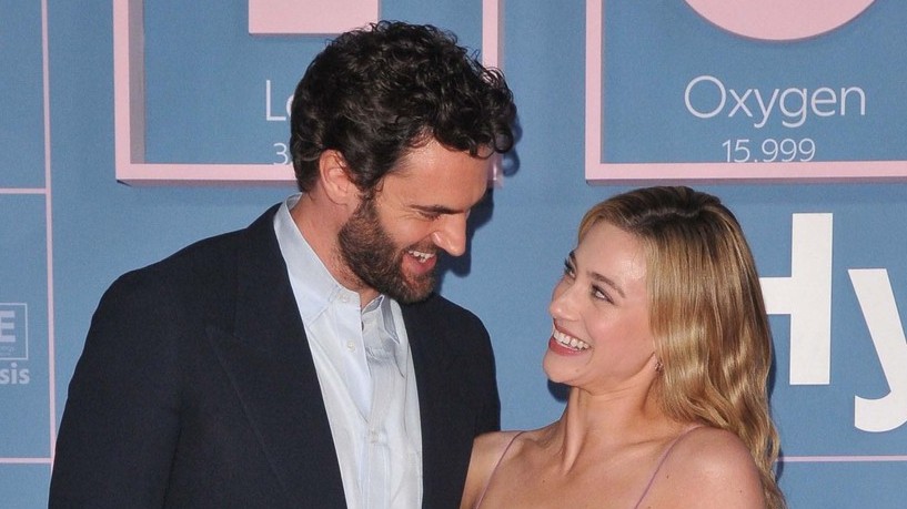 Metóda 2:2:2 môže zachrániť aj váš vzťah. Na čo sa zamerať aj pri dlhodobej láske? Foto: Profimedia, Tom Bateman a Lili Reinhart na premiére filmu Hypotéza lásky, 09. 09. 2026