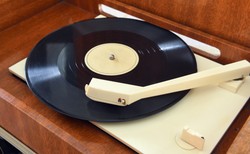 "To był maj...". Arcytrudny QUIZ z muzyki. Z jakiej piosenki pochodzi ten cytat?