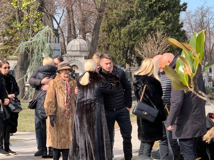 LUKA ADŽIĆ NEM OD BOLA Unuk Šabana Šaulića na ivici suza došao na groblje, Ilda Šaulić ga sve vreme GRLI I TEŠI