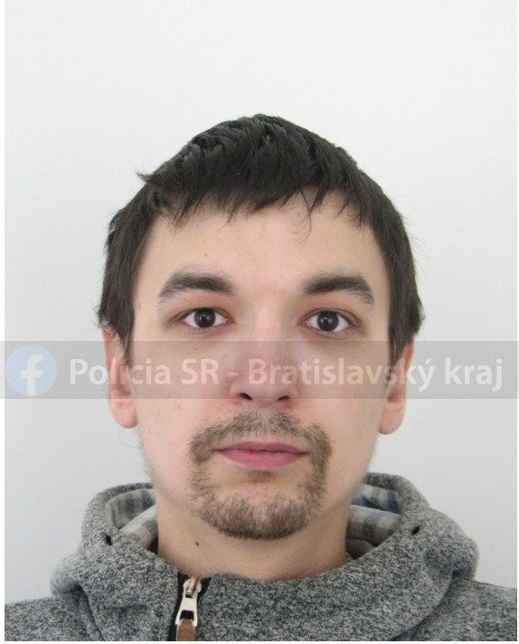 Polícia zverejnila fotky mužov, po ktorých pátra. 